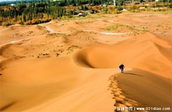 新疆最神奇的地方，库木塔格沙漠(和城市相连)
